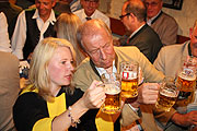 Wiesnwirt Edi Reinbold mit Maria Newrzella - dem Münchner Kindl 2011  (©Foto: Martin Schmitz)